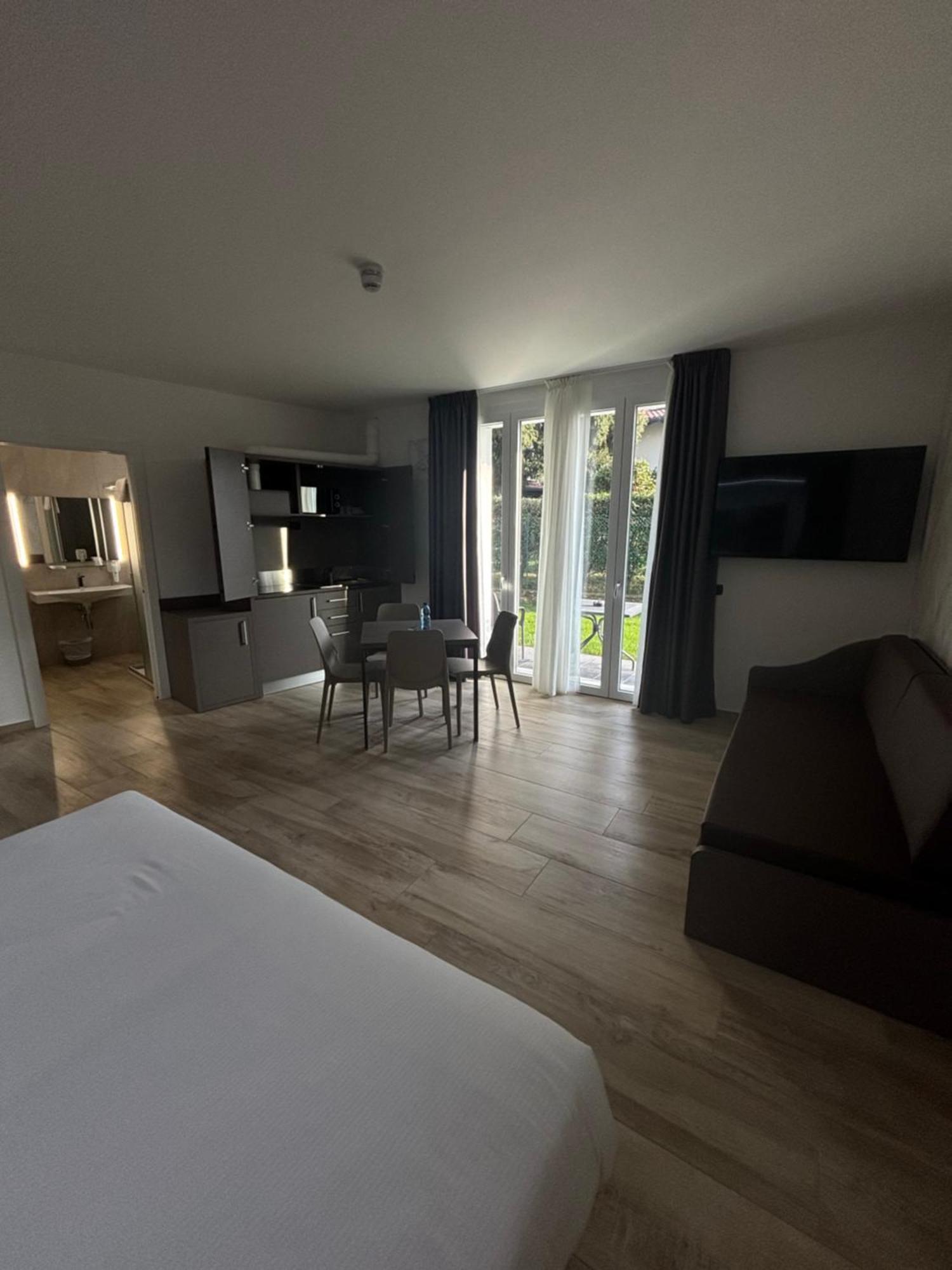 Bis Hotel Varèse Extérieur photo