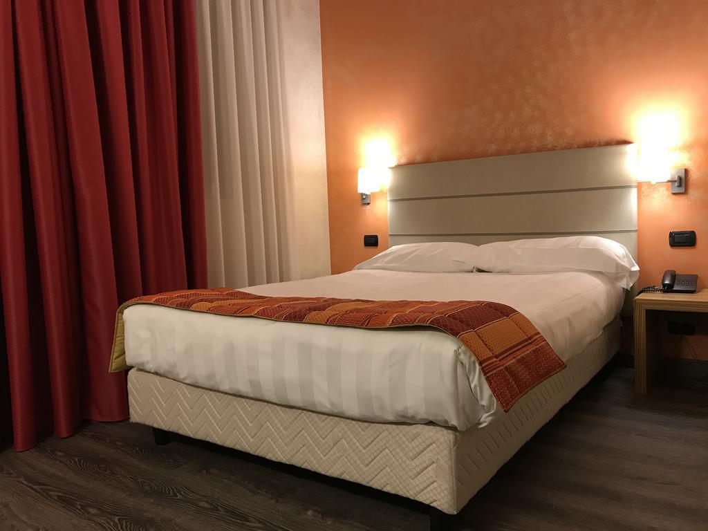 Bis Hotel Varèse Extérieur photo