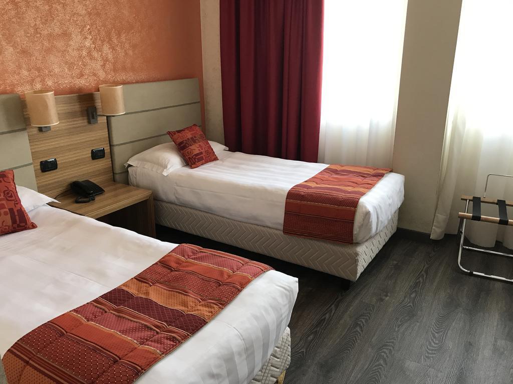 Bis Hotel Varèse Extérieur photo