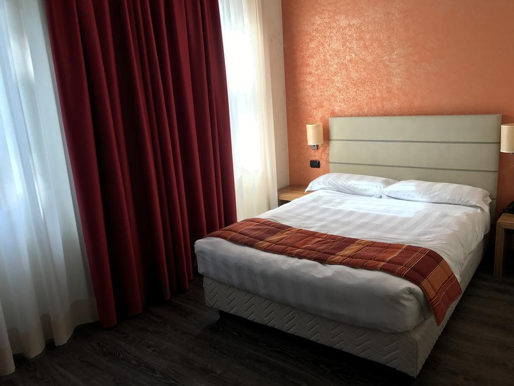Bis Hotel Varèse Extérieur photo