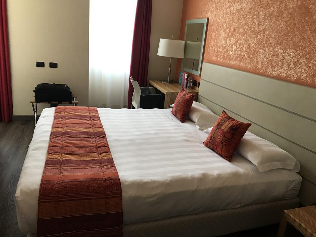 Bis Hotel Varèse Extérieur photo