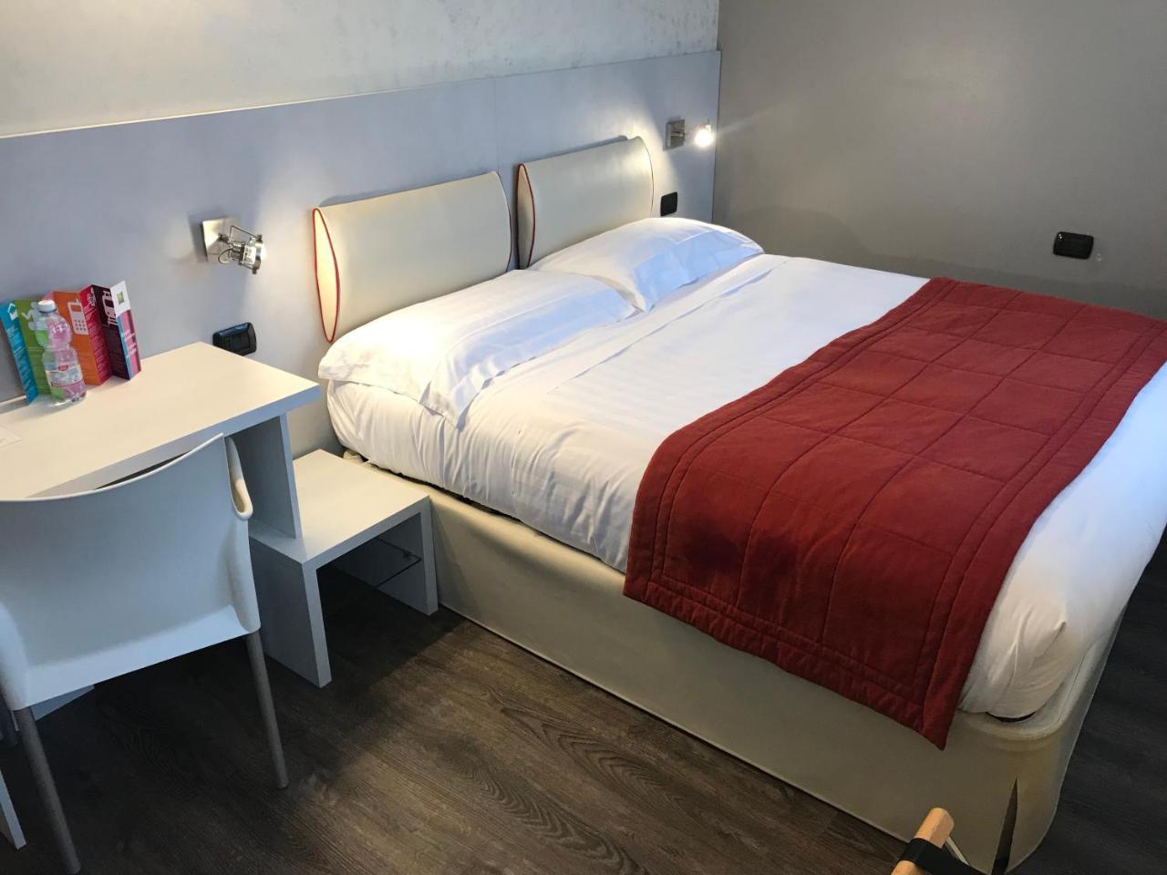 Bis Hotel Varèse Extérieur photo